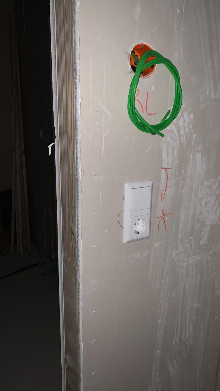 Steckdosen und Schalter montiert - Baublog OKAL (DFH) - Eulenprojekt